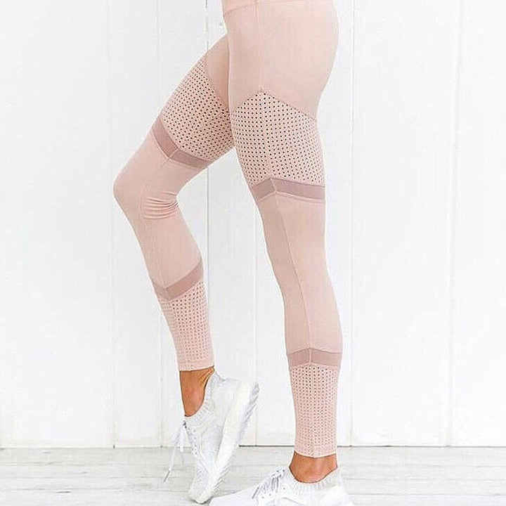 Czarne damskie legginsy sportowe z wysokim stanem i wstawkami z siateczki, idealne do fitnessu i jogi.