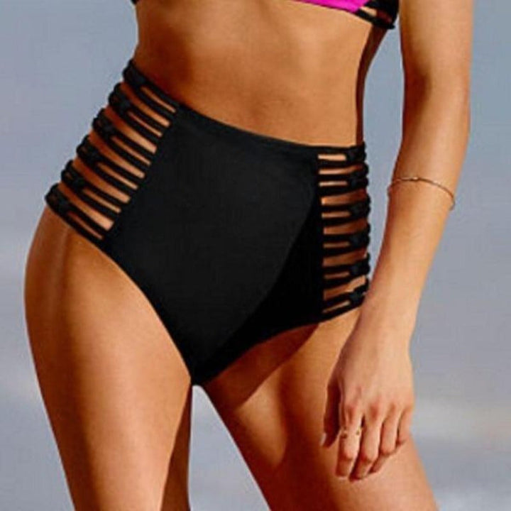 Czarne damskie majtki bikini z wysokim stanem i modnymi paskami. Stylowy dół stroju kąpielowego na plażę i basen.