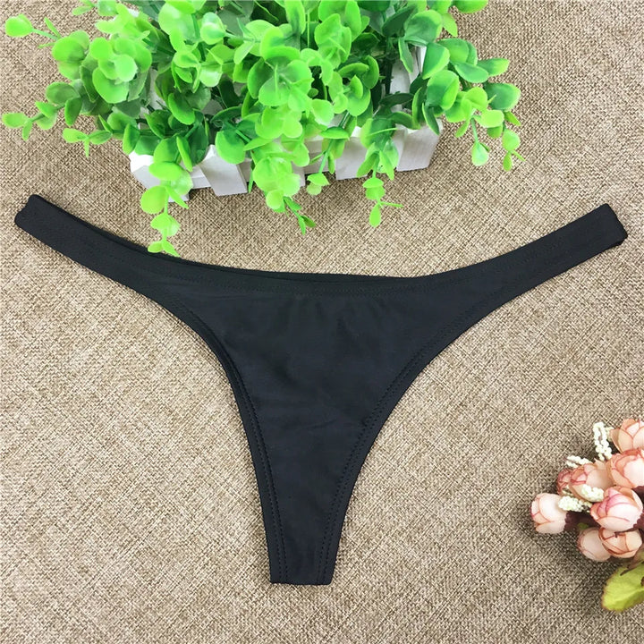 Letnie damskie stringi bikini, czarne, z niskim stanem, idealne na plażę i wakacje. Komfortowa moda kąpielowa.
