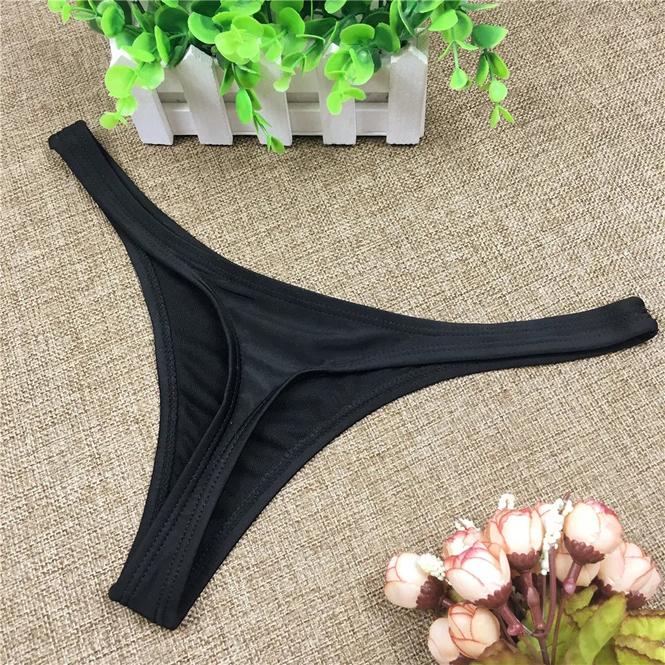 Czarne damskie stringi kąpielowe z niskim stanem. Stylowe bikini na lato, doskonałe do stroju plażowego.