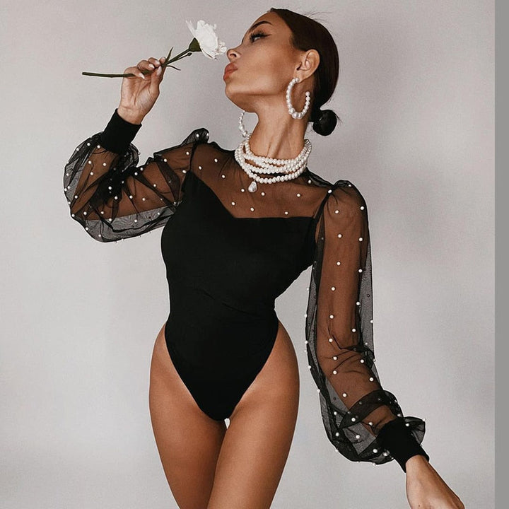 Modne czarne body damskie z bufiatymi, transparentnymi rękawami i delikatnymi koralikami. Wieczorowy look.