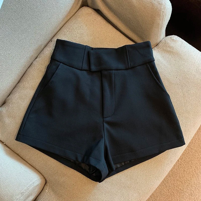 Czarne eleganckie szorty damskie z wysoką talią, idealne na lato. Luźny, modny krój do szykownych stylizacji.