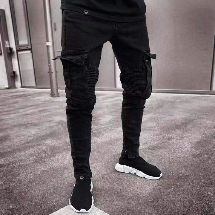 Czarne jeansowe bojówki męskie dopasowane, idealne do ulicznego stylu. Modne spodnie cargo z przeszyciami.