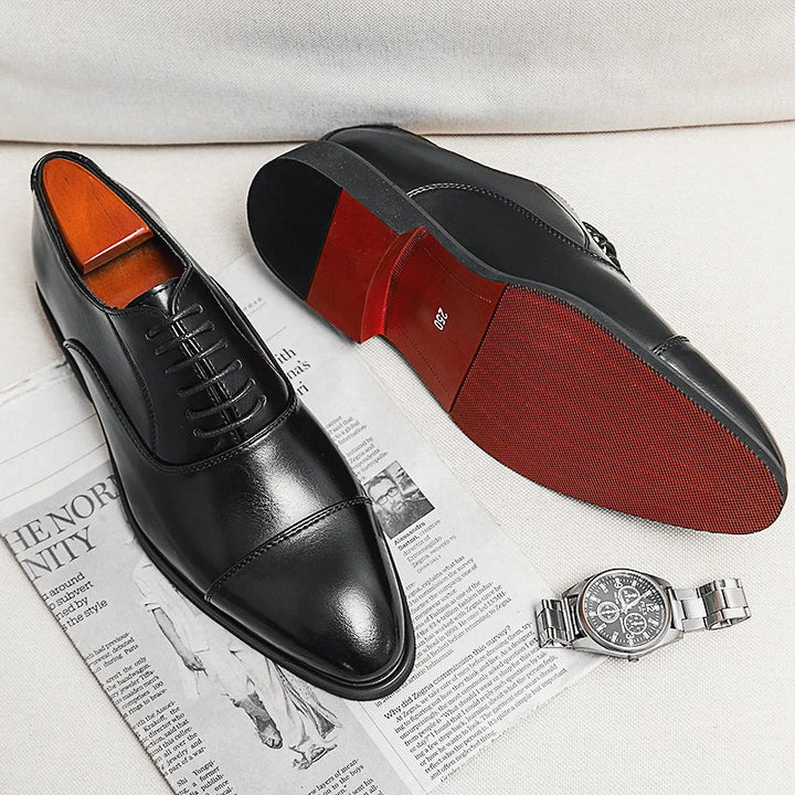 Czarne, klasyczne męskie oksfordki. Eleganckie buty wizytowe z komfortową podeszwą, idealne do garnituru.