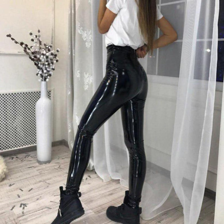 Czarne legginsy woskowane damskie z holograficznym efektem, idealne na imprezę, wysoki stan.
