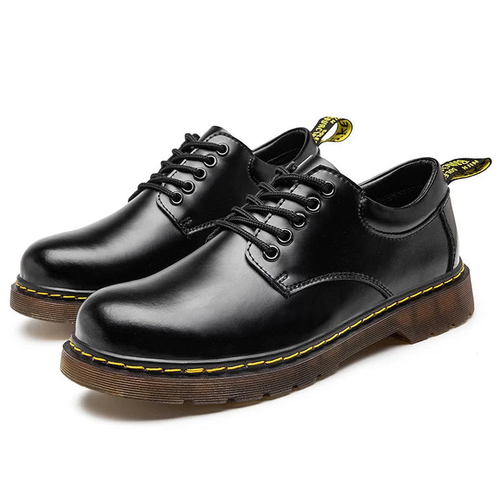 Czarne męskie buty Oxford, eleganckie obuwie sznurowane do garnituru. Idealne na wesele i formalne okazje.