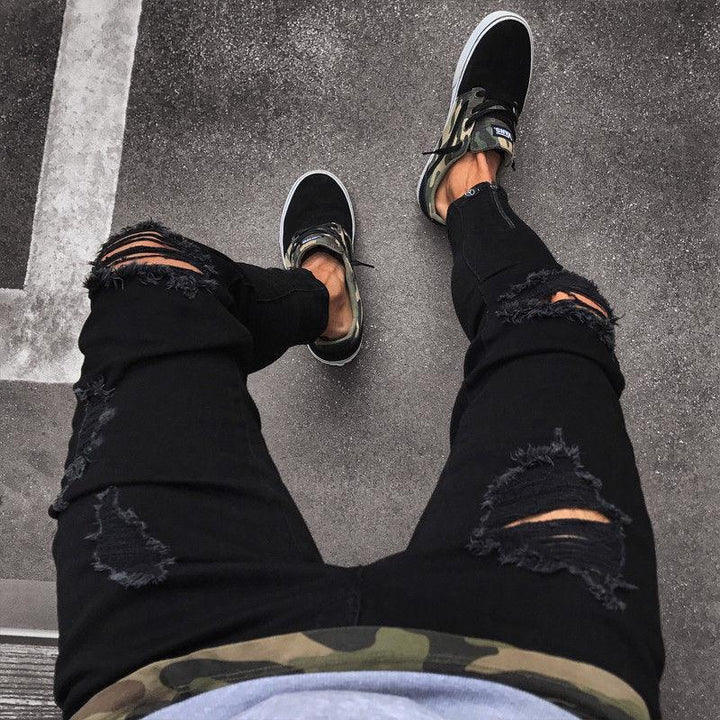 Modne męskie jeansy slim fit, czarne, z designerskimi przetarciami. Doskonałe do stylu streetwear.
