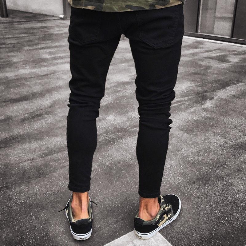 Męskie czarne jeansy slim fit z oryginalnymi przetarciami, podkreślające męską sylwetkę. Wygodne spodnie.