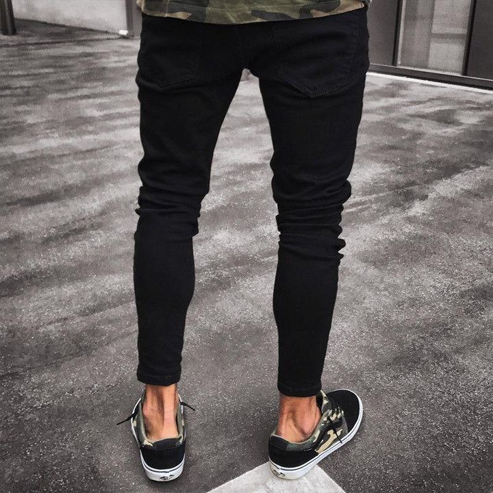 Męskie czarne jeansy slim fit z oryginalnymi przetarciami, podkreślające męską sylwetkę. Wygodne spodnie.