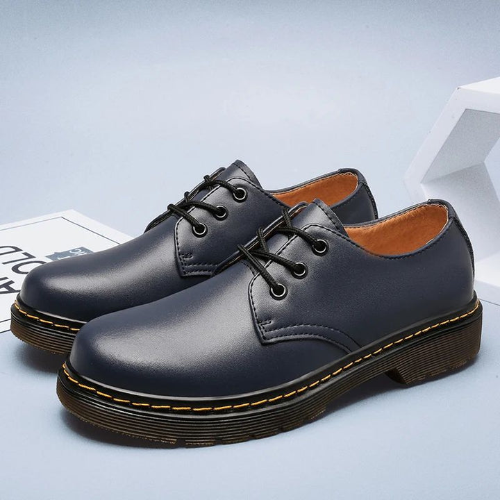 Klasyczne czarne męskie oxfordy. Eleganckie sznurowane buty wizytowe ze skóry, komfortowe, idealne do biura.