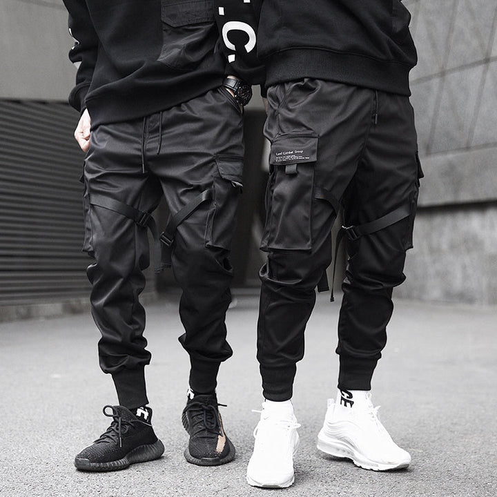 Czarne męskie spodnie cargo streetwear z licznymi kieszeniami, idealne do miejskich stylizacji.