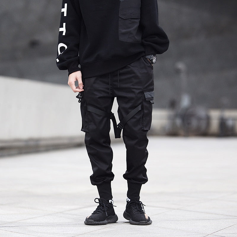 Wygodne męskie spodnie cargo w czarnym kolorze, luźny krój, idealne do streetwearu.