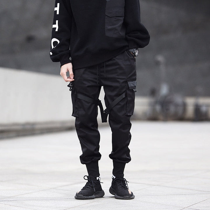 Wygodne męskie spodnie cargo w czarnym kolorze, luźny krój, idealne do streetwearu.