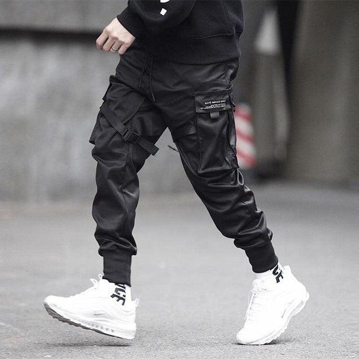 Regulowane męskie spodnie cargo w stylu streetwear, uniwersalne i funkcjonalne.