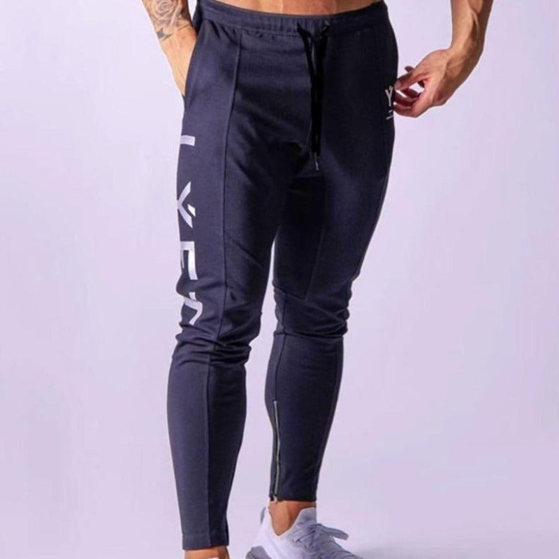 Stylowe męskie spodnie dresowe z napisem, czarne, granatowe, szare, idealne do treningu i casualowych outfitów.