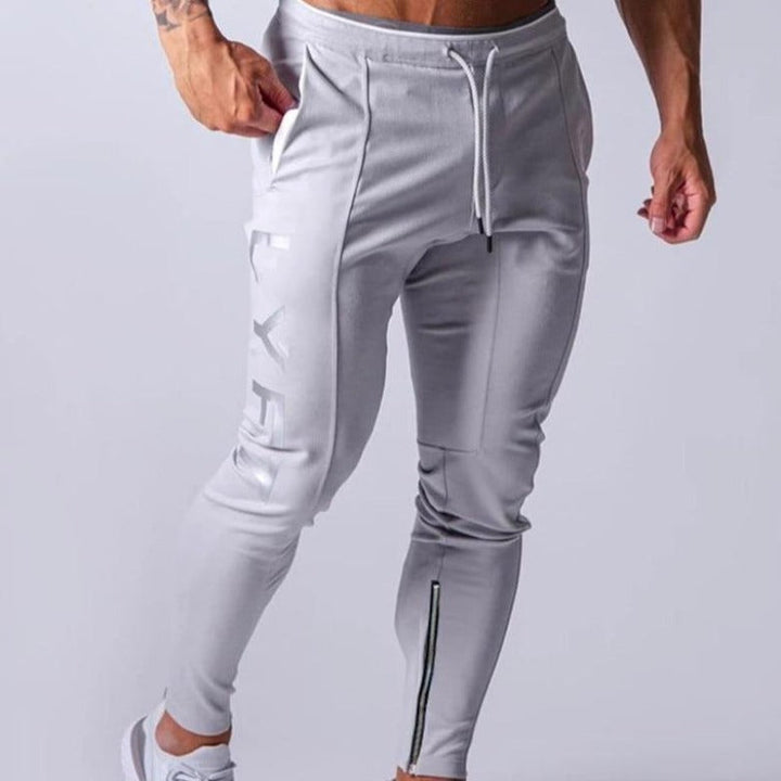 Detal: Miękkie męskie spodnie dresowe z wyraźnym napisem, symbol komfortu i sportowego stylu.
