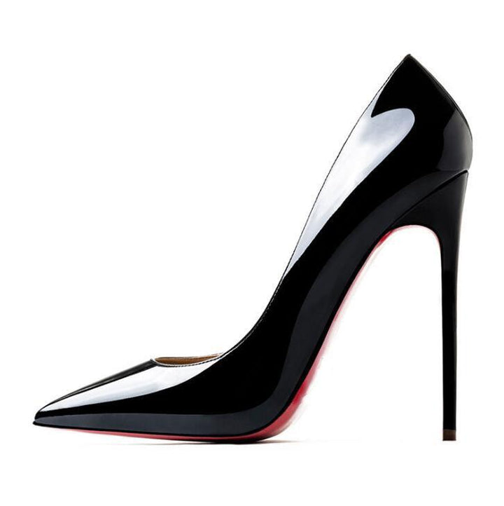 Czarne szpilki damskie ze szpiczastym noskiem. Eleganckie buty na wysokim obcasie, idealne na wieczór.