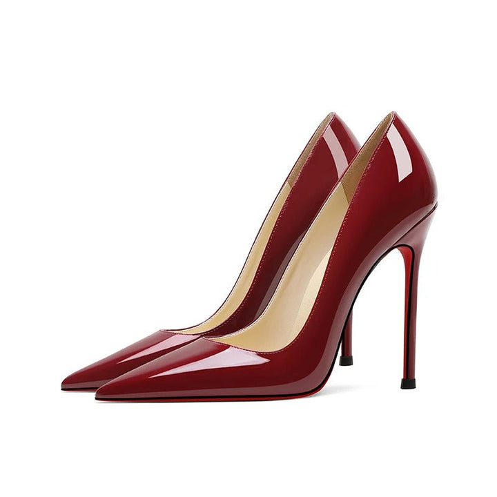 Eleganckie białe szpilki damskie. Buty ze szpiczastym noskiem na wysokim obcasie, na wieczór.