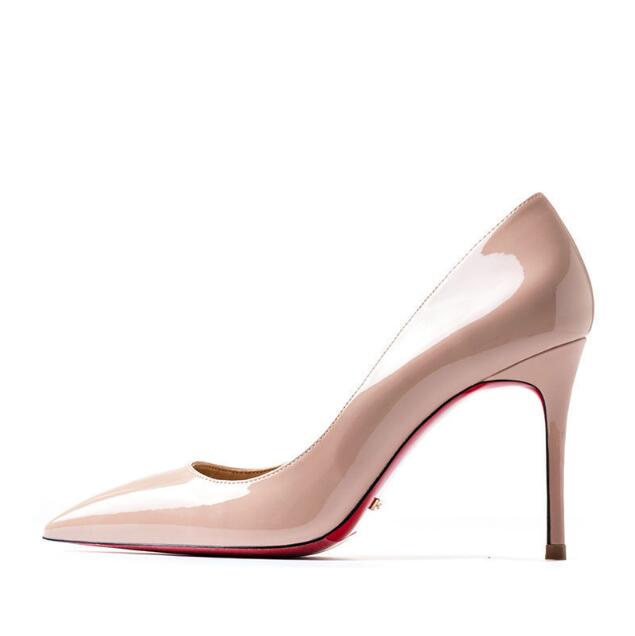 Czarne szpilki ze szpicem, wysoki obcas. Eleganckie damskie buty, idealne na wieczór i uroczystości.