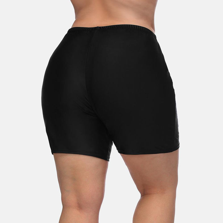Wygodne, czarne szorty kąpielowe plus size z wysokim stanem. Elastyczny strój kąpielowy dla komfortu.