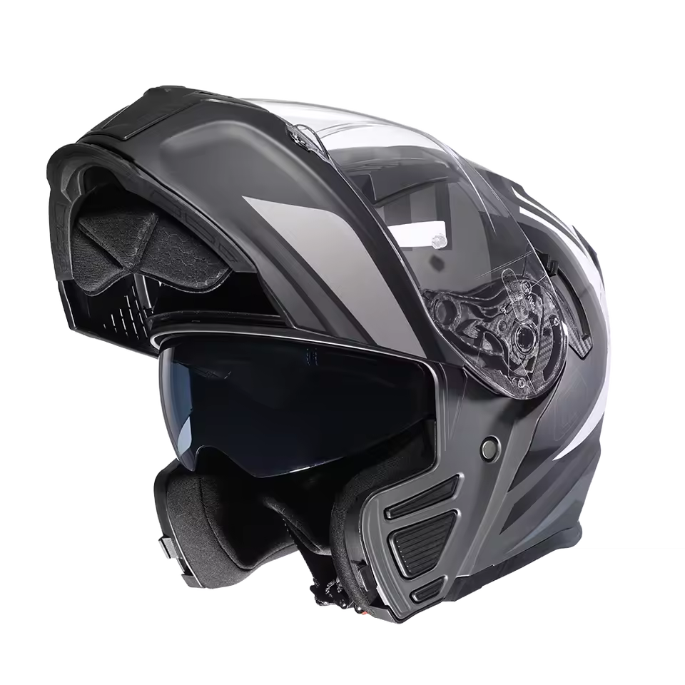 Czarny kask motocyklowy z podwójnym wizjerem i podnoszoną szybą, zapewniający bezpieczeństwo w podróży.