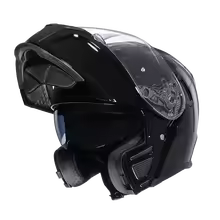 Wygodny kask motocyklowy z przezroczystym wizjerem i zintegrowaną blendą dla komfortowej jazdy.