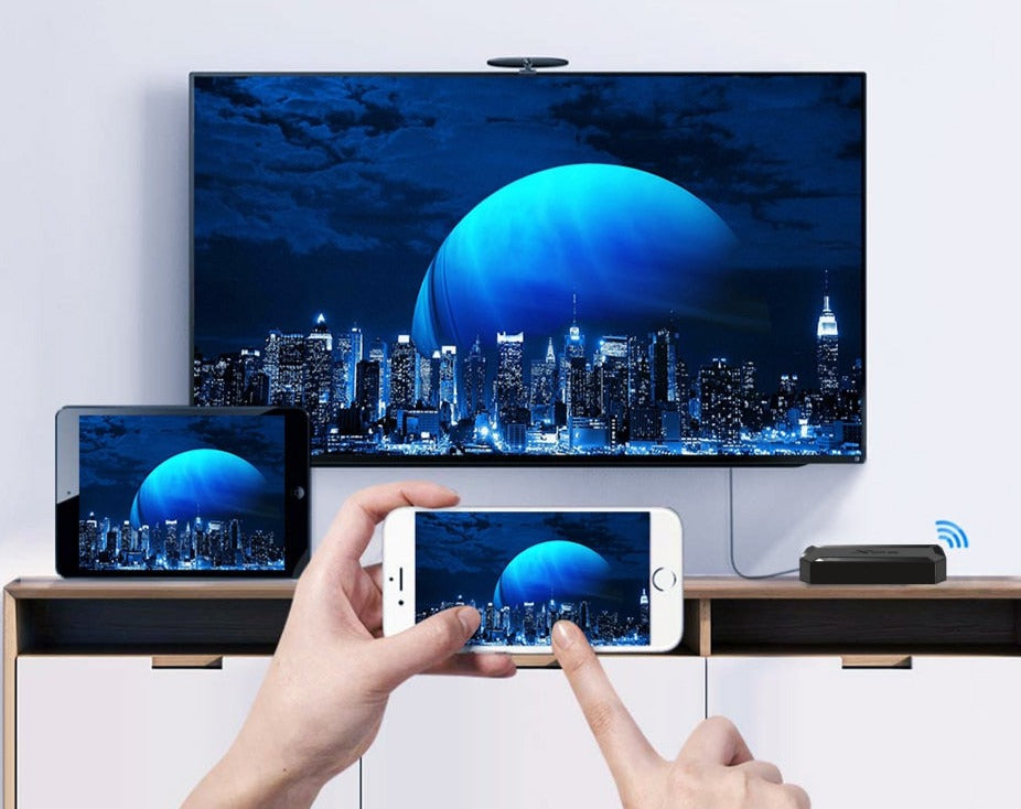 Czarny odtwarzacz Smart TV 4K Android TV box. Kompaktowy, multimedialny media player do streamingu i rozrywki domowej.