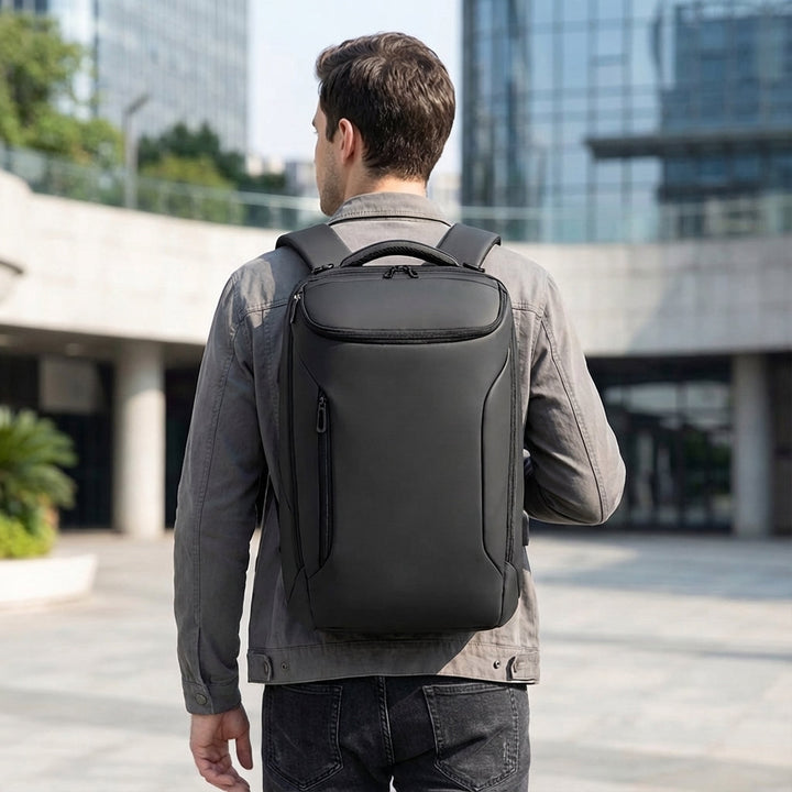 Czarny plecak biznesowy CarrySure wodoodporny na laptopa 17 cali z organizerem, idealny do pracy i podróży.