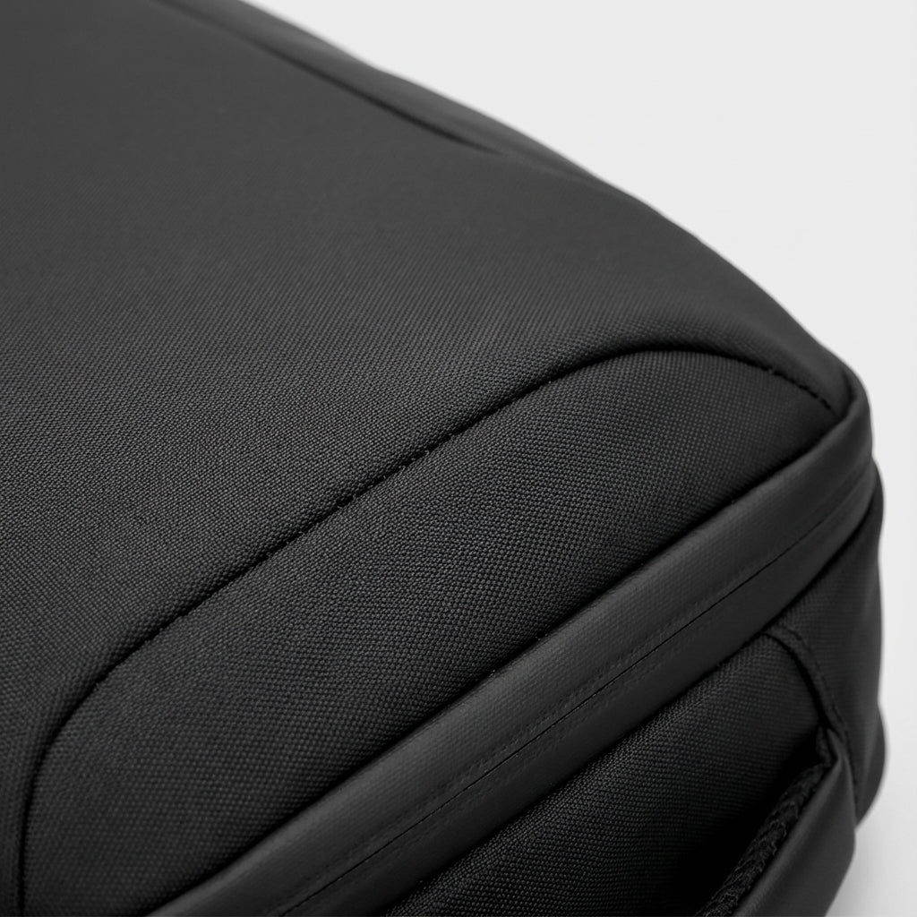 Pojemny plecak biznesowy CarrySure wodoodporny na laptopa 17 cali, z organizerem, do biura i podróży służbowych.