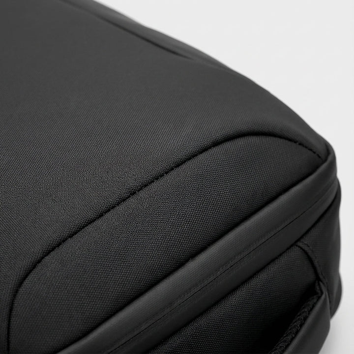 Pojemny plecak biznesowy CarrySure wodoodporny na laptopa 17 cali, z organizerem, do biura i podróży służbowych.