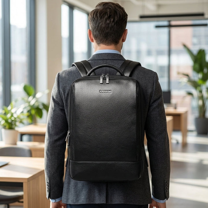 Czarny plecak UrbanLuxe unisex ze skóry full-grain, idealny na laptopa 17 cali. Elegancki, funkcjonalny plecak miejski.