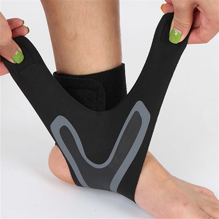 Czarny stabilizator kostki unisex do wsparcia stawu skokowego i ulgi w bólu. Rekonwalescencja po skręceniu.