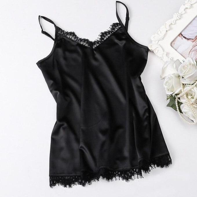 Czarny tank top damski z elegancką koronką przy dekolcie V. Idealny na lato, luźny krój.