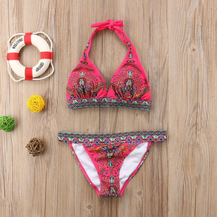 Czerwone damskie bikini dwuczęściowe z orientalnym wzorem, idealne na lato i modę plażową.