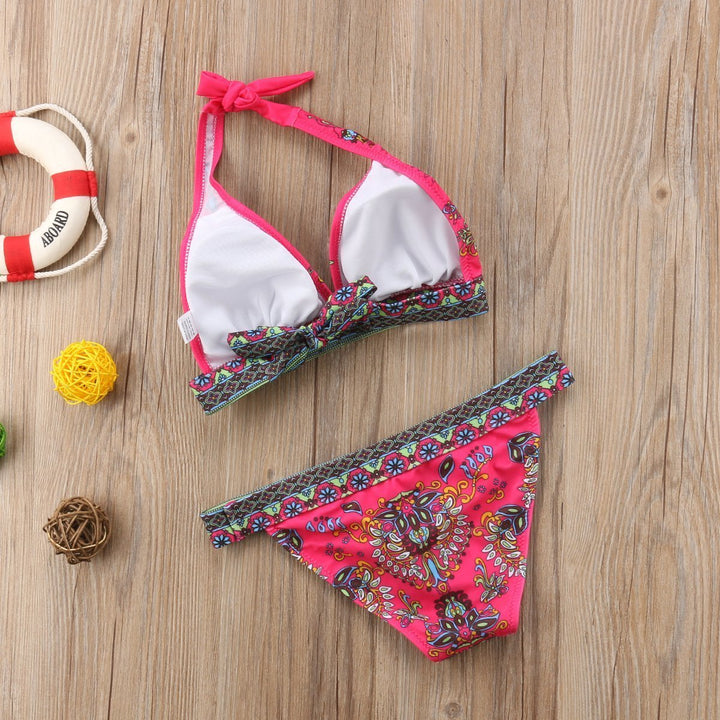 Stylowy damski strój kąpielowy bikini czerwony, dwuczęściowy z orientalnym wzorem, wiązany.