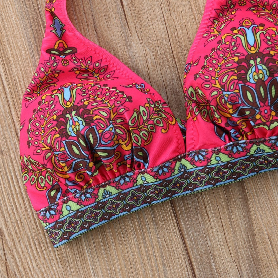 Dwuczęściowe bikini damskie w kolorze czerwonym z orientalnym wzorem, komfortowe na plażę i basen.