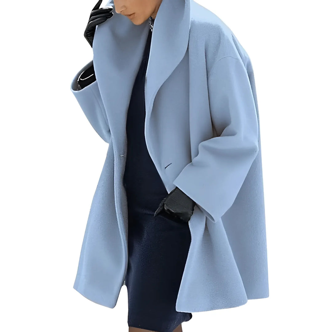 Długa damska kurtka oversize z eleganckim drapowanym kołnierzem. Modny fason na zimę.