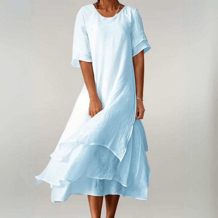 Elegancka letnia sukienka maxi w pastelowym kolorze. Długa, lekka i przewiewna, idealna na wakacyjne dni.