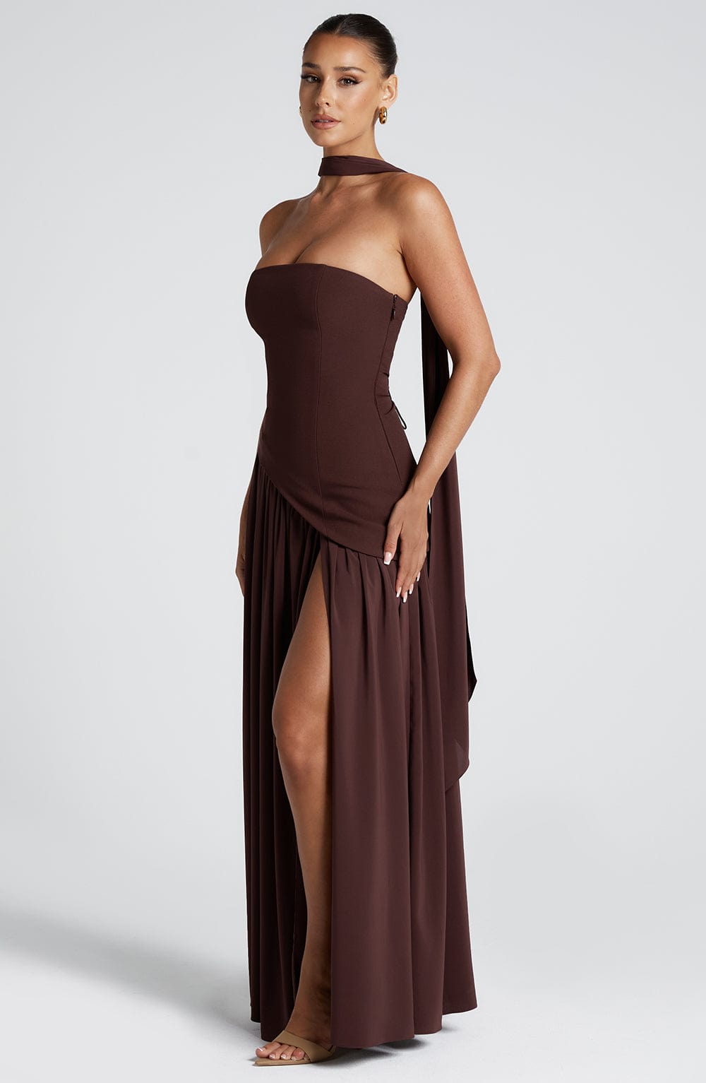 Sukienka maxi elegancka, z rozcięciem, bez ramiączek, idealna na wieczór.