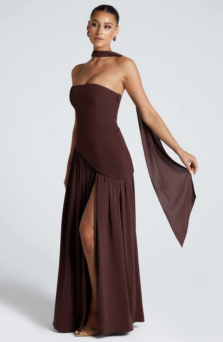 Must-have elegancka sukienka damska maxi bez ramiączek, z seksownym rozcięciem, na każdą ważną okazję.