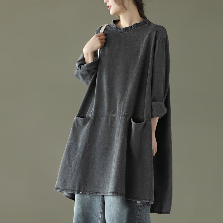 Sukienka damska długa z szarego materiału imitującego jeans. Komfortowy styl boho, luźny krój, idealna do noszenia na co dzień.