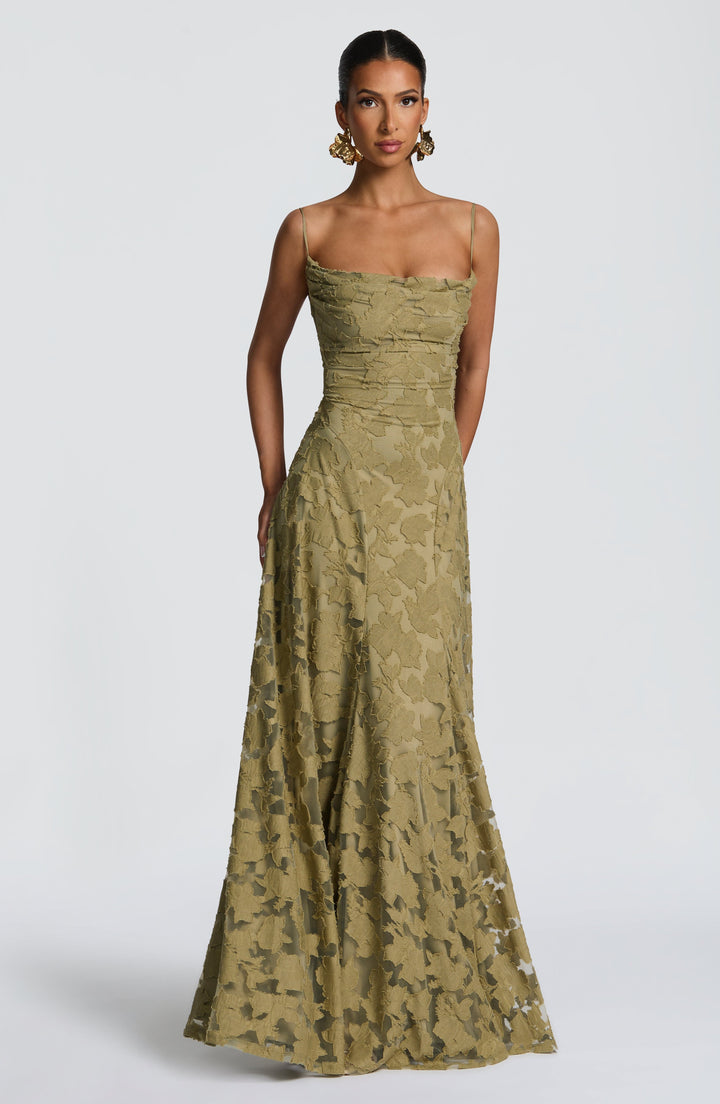 Elegancka sukienka maxi damska, satynowa, na ramiączkach, luksusowy wygląd.