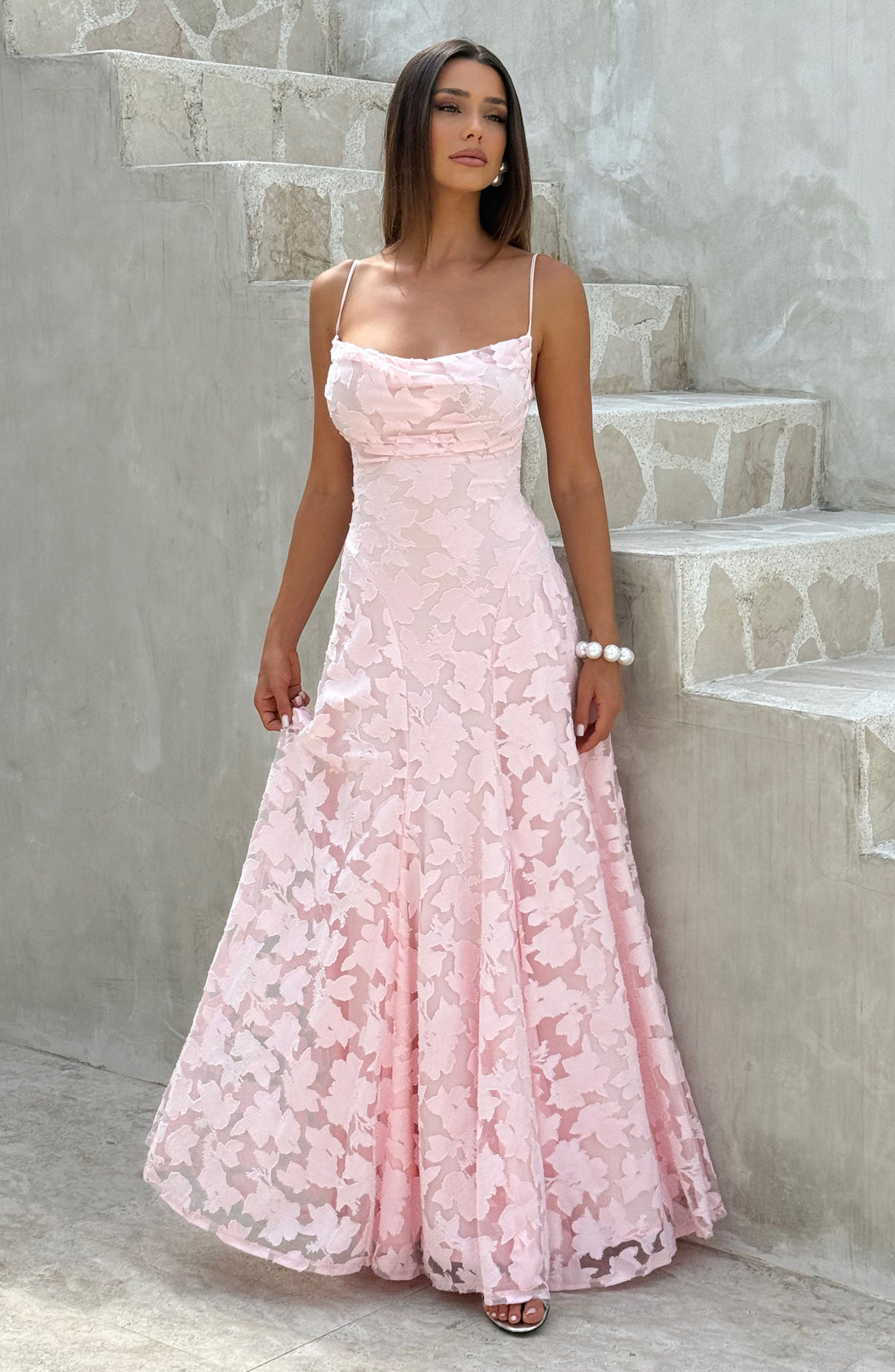 Stylowa sukienka maxi damska, czarna, elegancka, na ramiączkach.