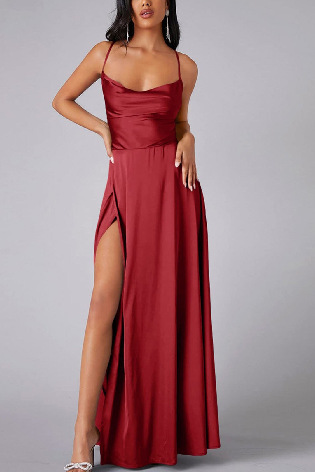 Elegancka sukienka maxi, długa, z dekoltem wodą i odkrytymi plecami. Idealna na wesele.