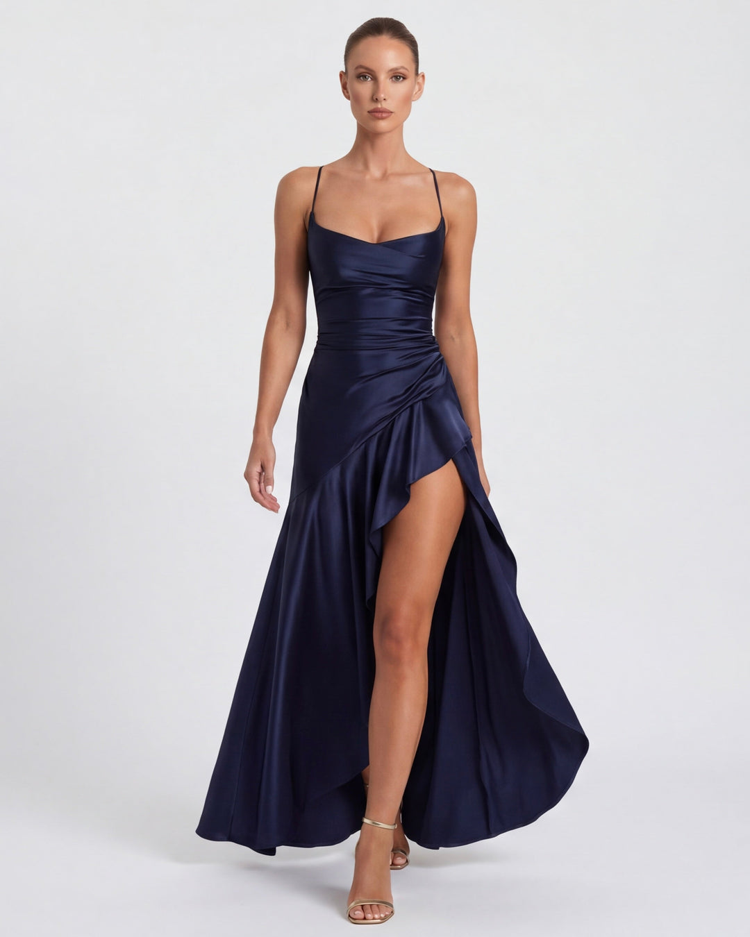 Elegancka sukienka maxi z wiązaniem i seksownym rozcięciem, idealna na randkę.