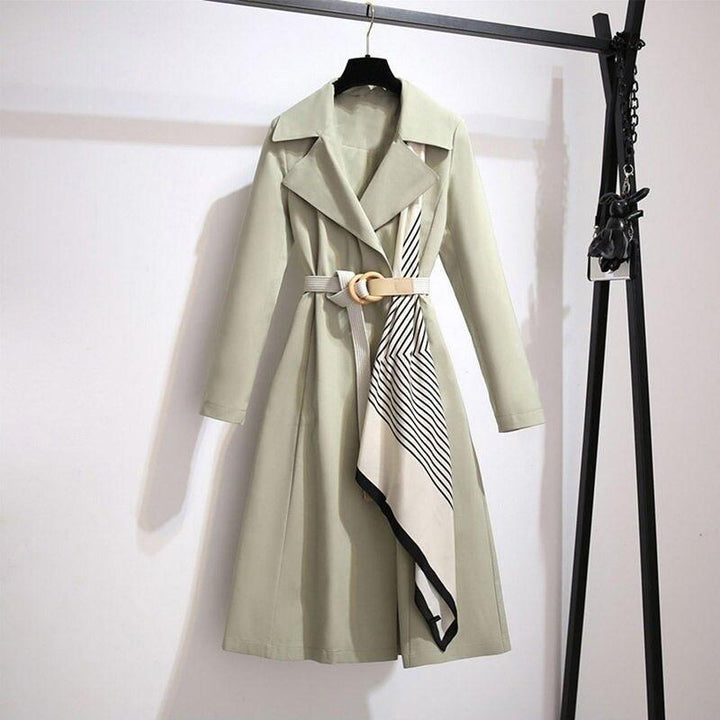 Elegancki długi płaszcz damski przejściowy z paskiem. Modny beżowy styl na wiosnę i jesień.