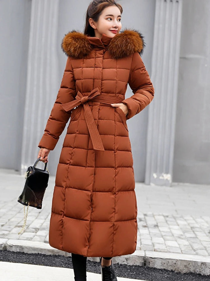 Długi, ciepły damski płaszcz puchowy, idealny na mroźną zimę. Elegancki i modny, zapewni komfort.