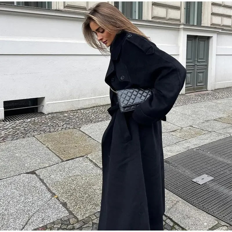 Klasyczny zimowy trencz damski oversize. Długi płaszcz z paskiem, modny i stylowy.