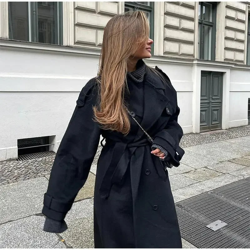 Damski płaszcz trencz w stylu oversize, długi, zapewniający ciepło i elegancję w zimie. Modne okrycie.
