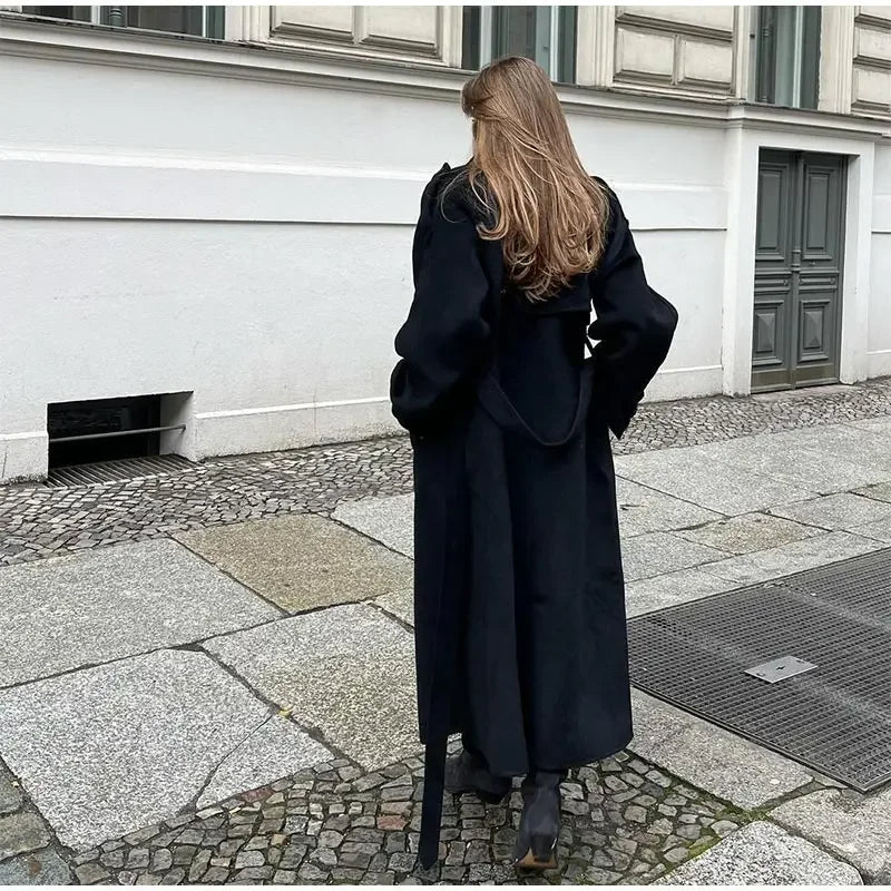 Stylowy długi płaszcz trencz damski oversize, doskonały na chłodne dni. Zimowy klasyk w kobiecej modzie.